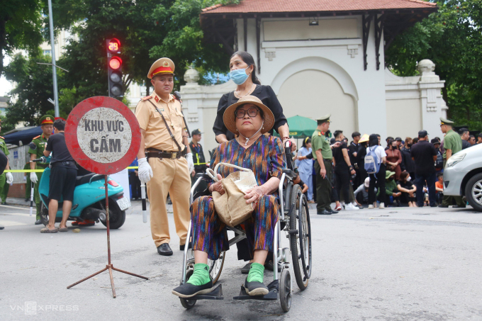 Bà Nguyễn Thị Lan, 74 tuổi, ngồi xe lăn chờ vào viếng Tổng Bí thư