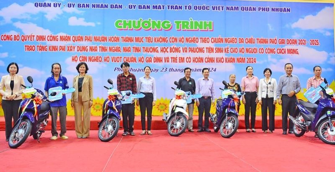 Quận Phú Nhuận trao phương tiện sinh kế tặng các hộ dân