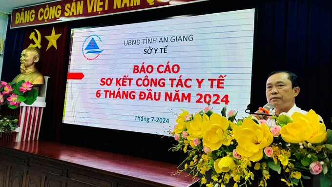 Phó Giám đốc Sở Y tế Đoàn Thanh Hùng báo cáo tại hội nghị