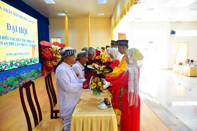 Các em học sinh tặng hoa đoàn chủ tịch đại hội