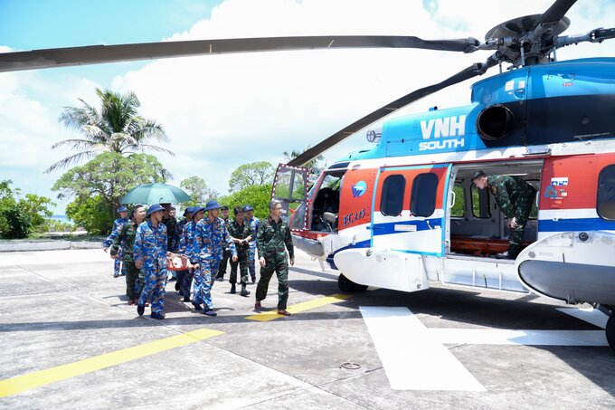 Trực thăng vượt thời tiết xấu đưa hai bệnh nhân từ Trường Sa về đất liền điều trị (Ảnh: BVCC)