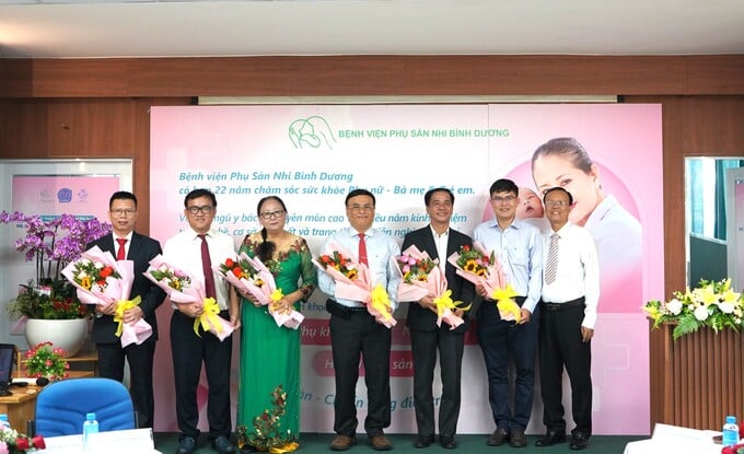Ban chủ tọa tại Hội thảo khoa học sản nhi “ Mẹ bé an toàn – Chuẩn vàng điều trị”