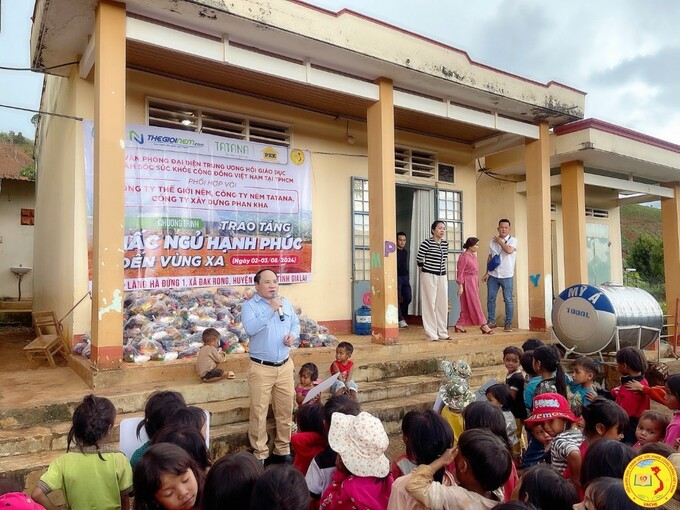 Ông Phạm Đình Vương - Uỷ viên Ban Thường Vụ, Trưởng VACHE tại TP. HCM kiêm Giám đốc Trung tâm UNESCO Văn hoá Thông tin Truyền thông phát biểu tại chương trình trao quà