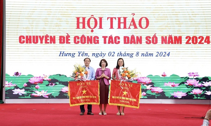 Thứ trưởng Bộ Y tế Nguyễn Thị Liên Hương trao Cờ thi đua của Bộ Y tế cho tỉnh Hòa Bình và Quảng trị “Đơn vị xuất sắc trong phong trào thi đua năm 2023”