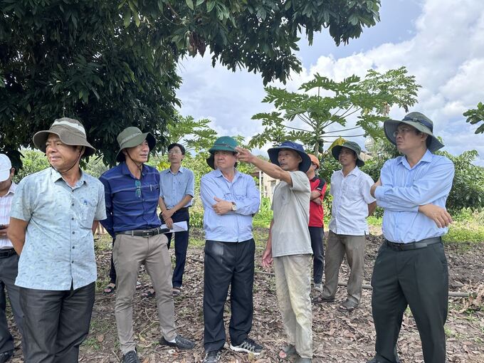 Phó Chủ tịch UBND tỉnh Kon Tum và đoàn công tác kiểm tra điểm bị sạt lở tại thôn Sơn An, xã Sa Sơn