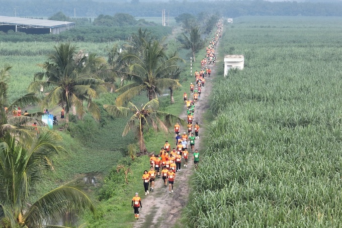 Các vận động viên trải nghiệm đường chạy “Cross country - Chạy băng đồng”