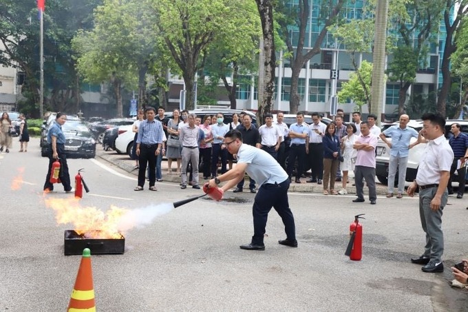 Các cán bộ, công chức cơ quan Bộ Y tế tham gia thực hành phòng cháy chữa cháy dưới sự hướng dẫn của Đội Cảnh sát phòng cháy chữa cháy và cứu nạn cứu hộ Công an quận Ba Đình