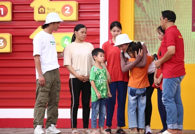 Hoa hậu H’Hen Niê ôm động viên em nhỏ mồ côi trong chương trình “Mái ấm gia đình Việt”