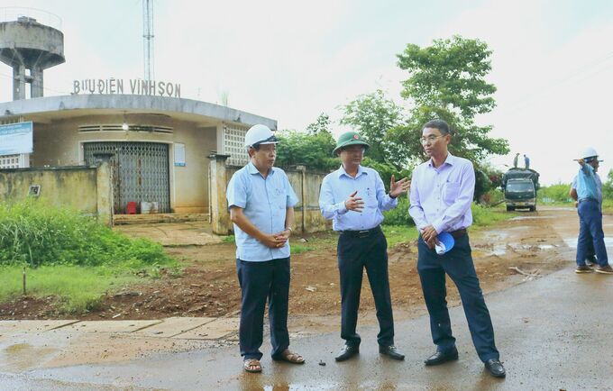 Phó Chủ tịch UBND tỉnh Nguyễn Tự Công Hoàng (giữa) kiểm tra hạng mục tuyến đường giao thông từ hồ Định Bình đến trung tâm xã Vĩnh Sơn, huyện Vĩnh Thạnh