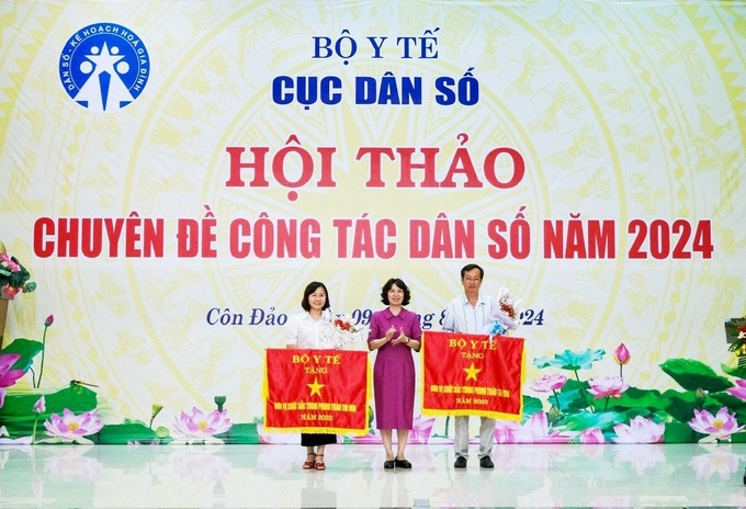 Thứ trưởng Bộ Y tế Nguyễn Thị Liên Hương trao cờ thi đua của Bộ Y tế cho Hải Phòng  và Tiền Giang “Đơn vị xuất sắc trong phong trào thi đua năm 2023”