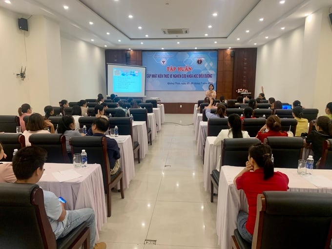 Giảng viên Trường Đại học Kỹ thuật Y - Dược Đà Nẵng truyền đạt các nội dung liên quan tại lớp tập huấn