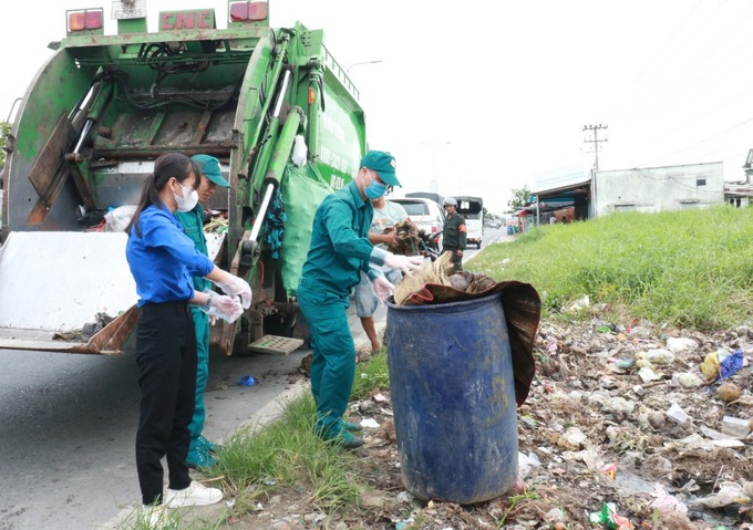 Tăng cường công tác thu gom, vận chuyển chất thải rắn sinh hoạt (ảnh: Báo Long An)