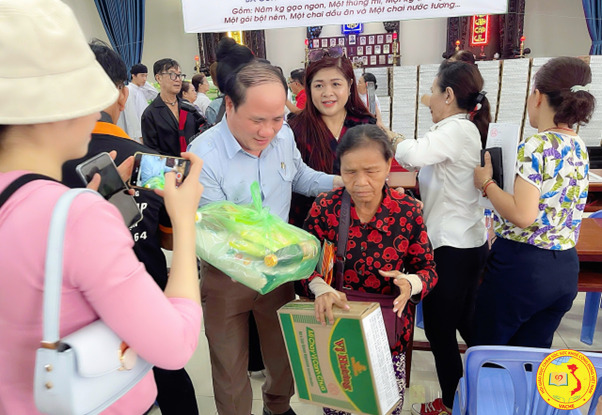 Ông Phạm Đình Vương - Trưởng Văn phòng đại diện VACHE tại TP. HCM trao quà cho người người mù dịp Vu Lan báo hiếu