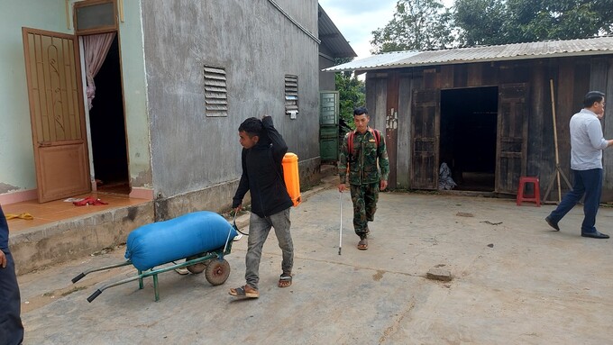 Ngành y tế tiến hành phun khử khuẩn và thực hiện các biện pháp phòng bệnh sởi tại ổ dịch (ảnh : Kim Long)