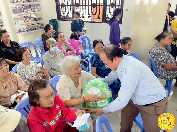 Ông Phạm Đình Vương trao quà cho người khuyết tật và người già neo đơn