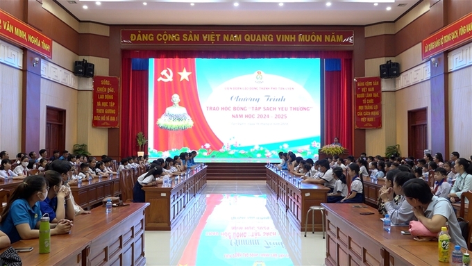 Chương trình trao học bổng “Tập sách yêu thương” năm học 2024 - 2025