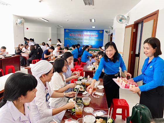 Bà Nguyễn Thị Ngọc Lý, Chủ tịch Công đoàn ngành Y tế chăm lo “Bữa cơm Công đoàn” tại Bệnh viện Nhi đồng TP. Cần Thơ