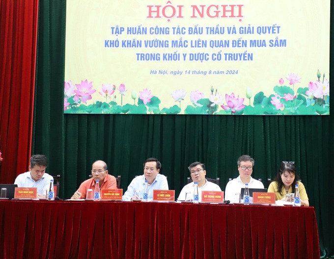 Đoàn chủ tọa hội nghị