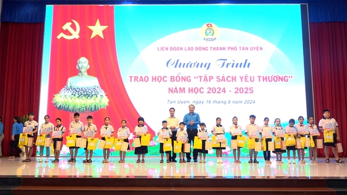 Đại diện LĐLĐ trao học bổng cho các em con công nhân khó khăn