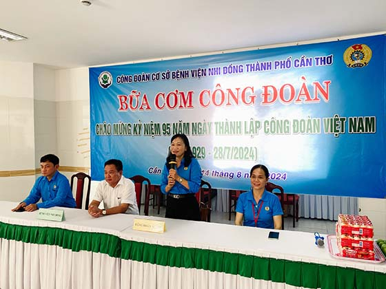 Bà Nguyễn Thị Ngọc Lý - Chủ tịch Công đoàn ngành y tế phát biểu tại “Bữa cơm Công đoàn” tại Bệnh viện Nhi đồng TP. Cần Thơ