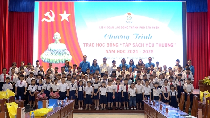 LĐLĐ thành phố đã trao 100 suất học bổng cho các em học sinh là con công nhân lao động có hoàn cảnh khó khăn vượt khó học tốt