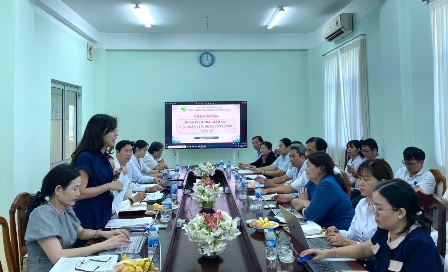 DS.CKI Lâm Thị Ngọc Kim - Phó Giám đốc Sở Y tế làm việc với Đoàn tại Bệnh viện Y học cổ truyền Đồng Tháp.