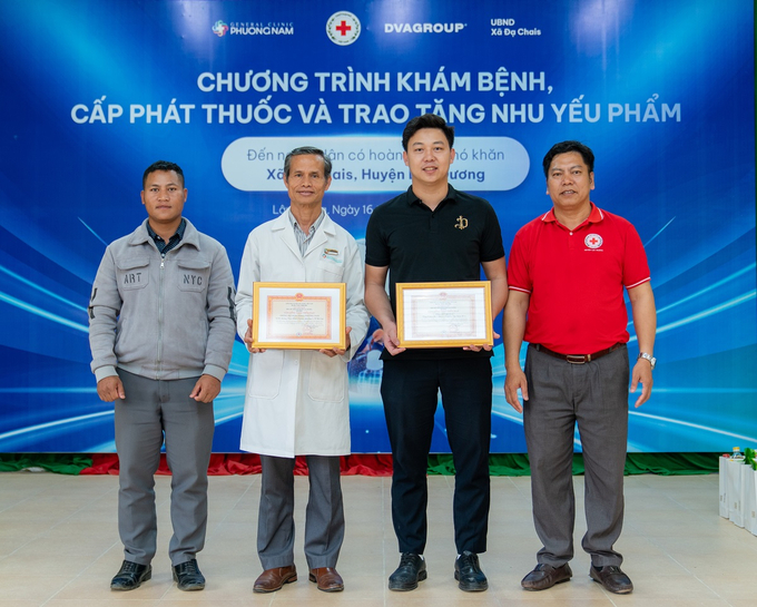 Đại diện Phòng khám Đa khoa Phương Nam và DVA GROUP nhận bảng “Tấm lòng vàng nhân đạo” từ Hội chữ thập đỏ huyện Lạc Dương, tỉnh Lâm Đồng