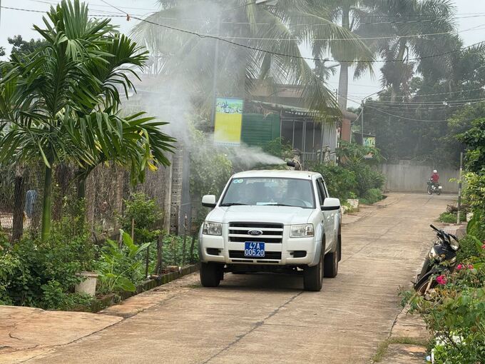 Phun hóa chất diệt muỗi trưởng thành để phòng, chống sốt xuất huyết