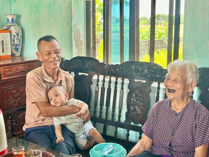 Ông Phôi sau 1 năm “thoát bệnh” cười vui với mẹ và cháu nội