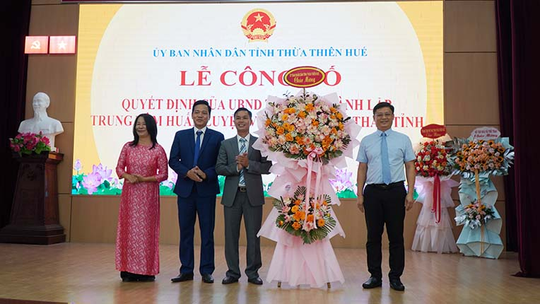 Phó Chủ tịch Thường trực UBND tỉnh Nguyễn Thanh Bình tặng hoa chúc mừng trung tâm huấn luyện và thi đấu thể thao tỉnh Thừa Thiên Huế