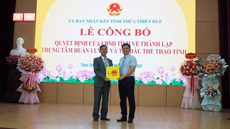 Phó Chủ tịch Thường trực UBND tỉnh Nguyễn Thanh Bình trao quyết định thành lập trung tâm và quyết định bổ nhiệm Giám đốc trung tâm huấn luyện và thi đấu thể thao tỉnh