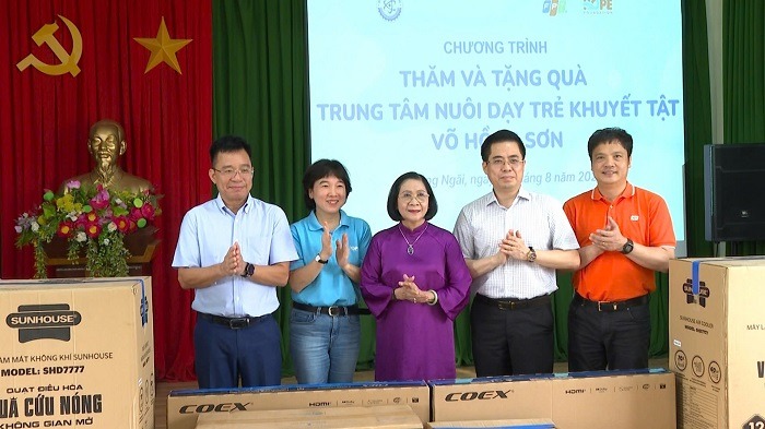 Chương trình thăm, tặng quà Trung tâm Nuôi dạy trẻ khuyết tật Võ Hồng Sơn