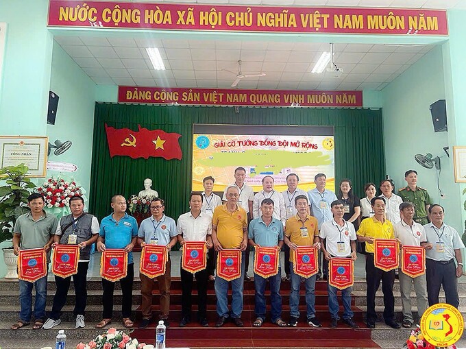 Ban Tổ chức và lãnh đạo địa phương trao cờ lưu niệm cho đại diện các đội tham dự giải