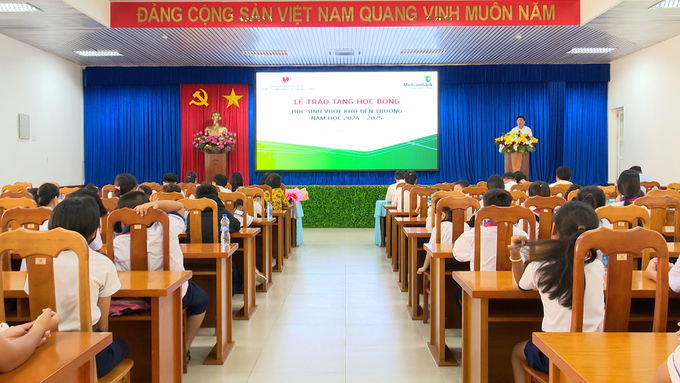 Lễ trao học bổng cho 100 em học sinh vượt khó tại TP.Tân Uyên