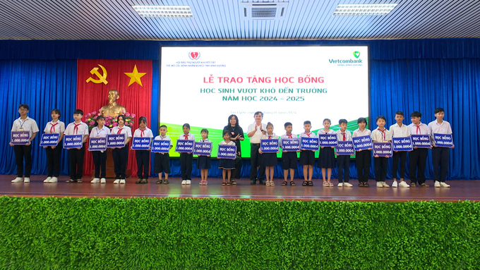 Mỗi suất học bỗng 1.000.000 đồng được trao đến các em học sinh có hoàn cảnh khó khăn trên địa bàn TP. Tân Uyên