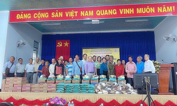 Ông Phạm Đình Vương - Trưởng văn phòng đại diện VACHE tại TP. HCM, Giám đốc Trung tâm UNESCO Văn hoá Thông tin Truyền thông cùng lãnh đạo địa phương trao quà cho các nạn nhân ảnh hưởng chất độc da cam