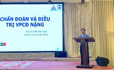 PGS.TS.BS Trần Văn Ngọc - Chủ tịch Liên Chi hội Hô hấp TP. HCM trình bày tham luận tại hội thảo