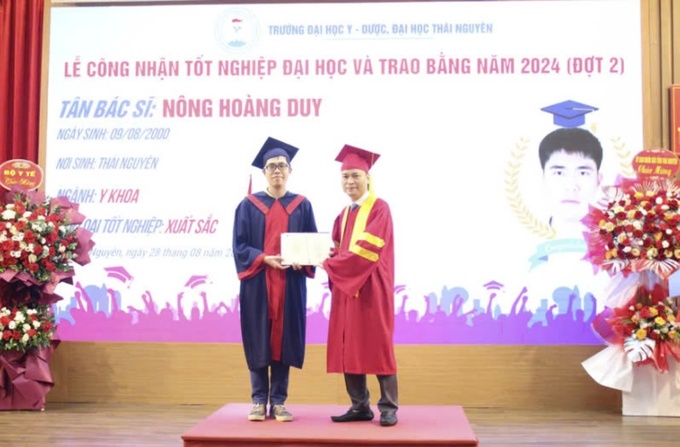 PGS.TS Nguyễn Tiến Dũng, Hiệu trưởng Trường Đại học Y - Dược, Đại học Thái Nguyên trao bằng tốt nghiệp cho sinh viên