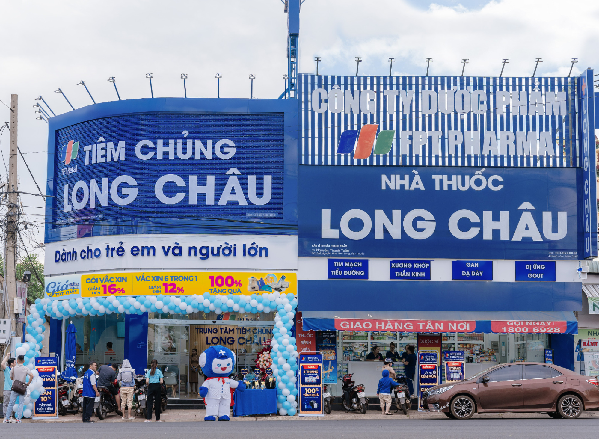 Mô hình tiêm chủng bên cạnh nhà thuốc Long Châu