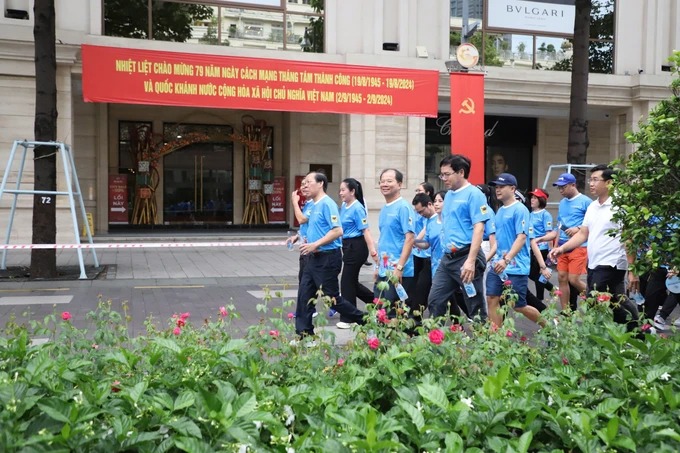 Các đại biểu di chuyển qua các cung đường khu trung tâm với lộ trình khoảng 5km  