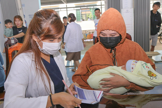 Tiêm phòng vắc xin sởi là phương pháp chủ động và hiệu quả nhất để ngăn ngừa bệnh và các biến chứng nghiêm trọng (ảnh: Bảo Trọng)