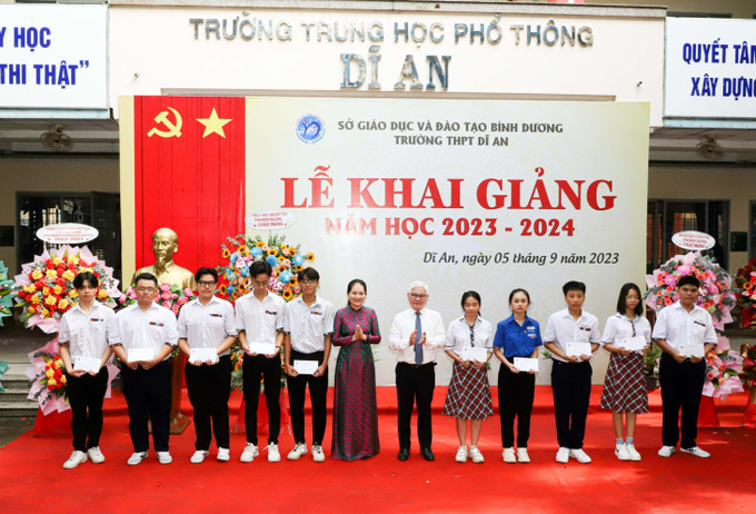 Ông Nguyễn Văn Lợi - Bí thư Tỉnh ủy và bà Nguyễn Thị Nhật Hằng - Giám đốc Sở Giáo dục và Đào tạo trao tặng học bổng cho các em học sinh Trường THPT Dĩ An