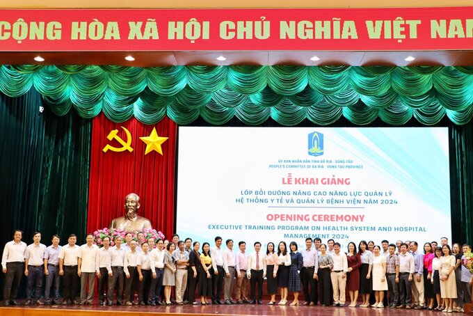 Lãnh đạo tỉnh chụp hình với các học viên tham dự lớp bồi dưỡng kinh nghiệm quản lý hệ thống y tế và bệnh viện năm 2024