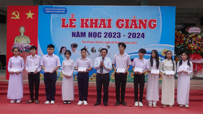 Ông Nguyễn Hoàng Thao - Phó Bí thư Thường trực tỉnh Bình Dương trao học bổng Quỹ Khuyến học, Khuyến tài tỉnh cho các em học sinh Trường THPT Tân Phước Khánh 