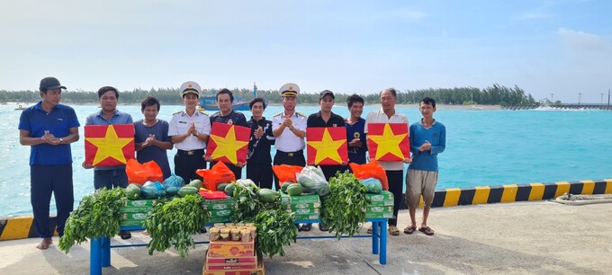 Lãnh đạo, chỉ huy đảo Sinh Tồn tặng cờ và nhu yếu phẩm cho ngư dân tàu cá BĐ 97282