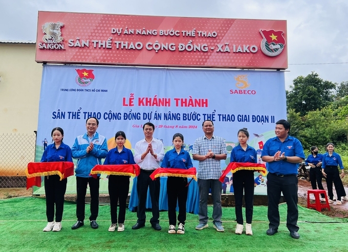 Tỉnh Đoàn - Hội Liên hiệp Thanh niên Việt Nam tỉnh cùng Công ty cổ phần Thương mại Bia Sài Gòn Tây Nguyên chi nhánh Gia Lai, Huyện Đoàn - Hội Liên hiệp Thanh niên Việt Nam huyện Chư Sê bàn giao công trình “Sân thể thao cộng đồng