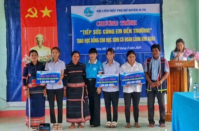 Hội Liên hiệp phụ nữ huyện Ia Pa trao tặng học bổng cho các em học sinh nghèo trước thềm năm học mới (Ảnh: Minh Châu)