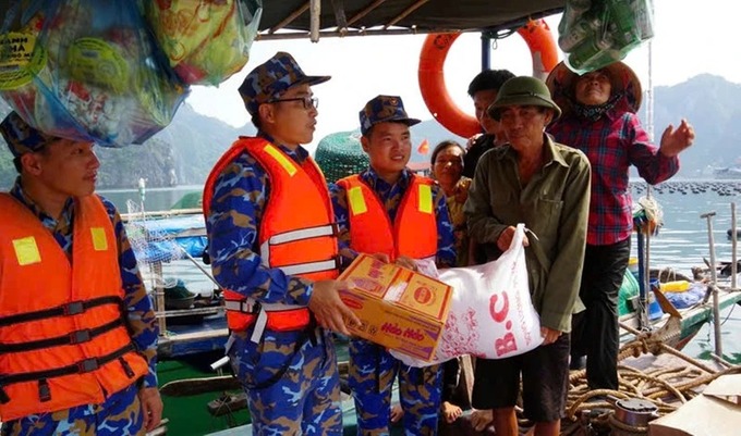 Lữ đoàn 170 tặng nhu yếu phẩm thiết yếu cho ngư dân đang tránh, trú bão tại Vịnh Bái Tử Long