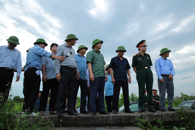 Phó Thủ tướng tiểm tra tuyến đê biển Hà Nam, thị xã Quảng Yên, tỉnh Quảng Ninh (Ảnh VGP/Minh Khôi)