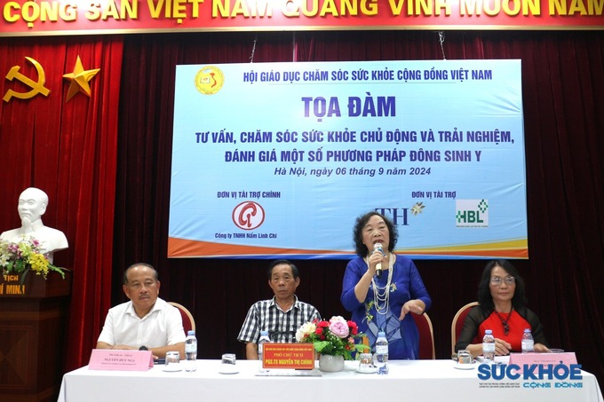 PGS.TS. Nguyễn Thị Chính, Phó Chủ tịch VACHE, Trưởng Ban chăm sóc sức khỏe Hội, Giám đốc Công ty nấm linh chi phát biểu tại buổi tọa đàm